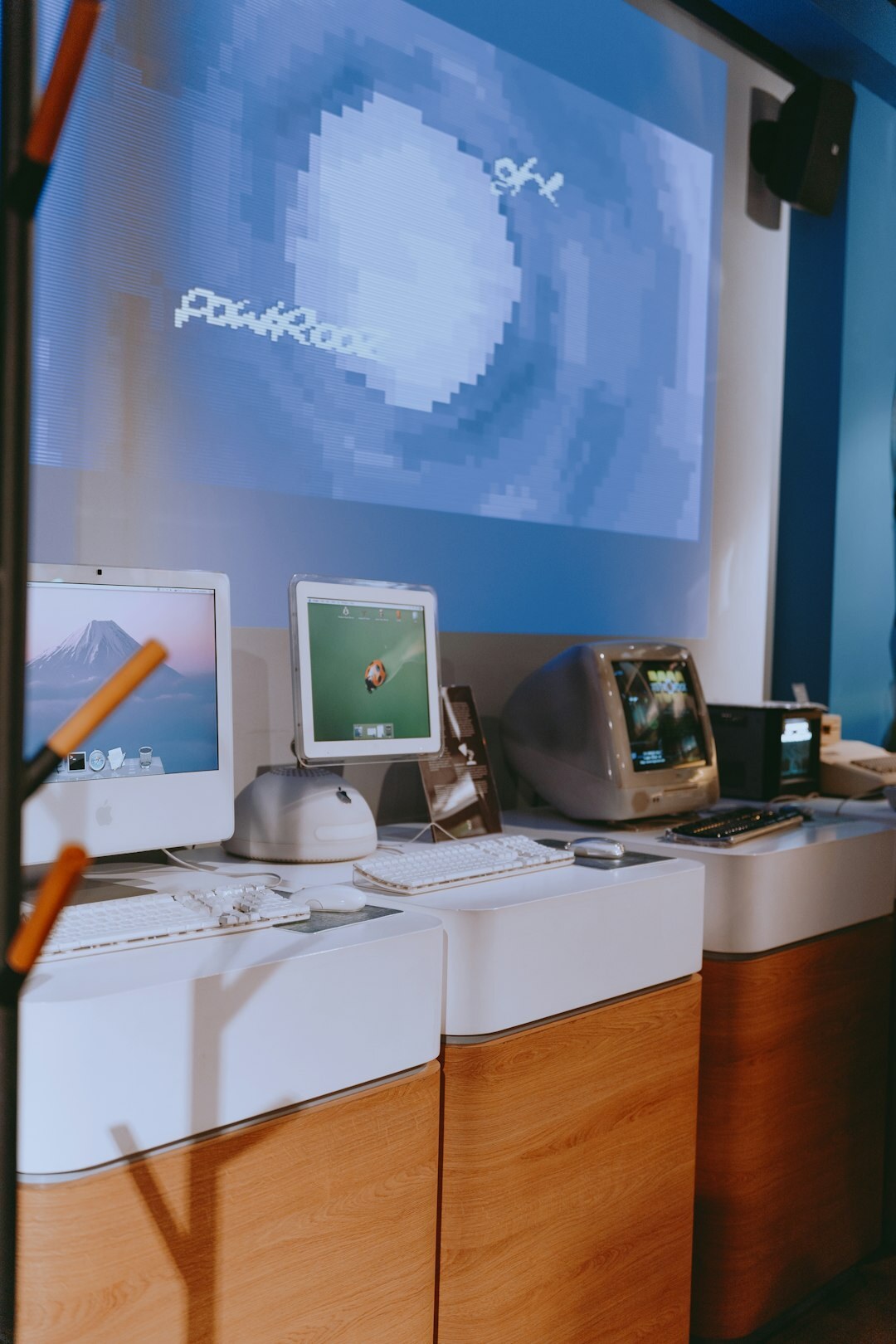 Modern newsroom desk with monitors showing entertainment photos